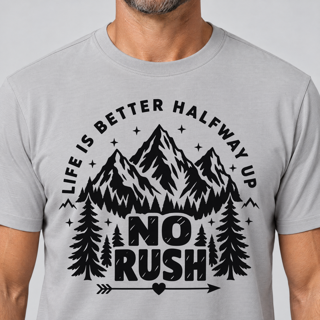 Nahaufnahme des Drucks: No rush – T-Shirt Unisex in Hellgrau, von einem Mann getragen