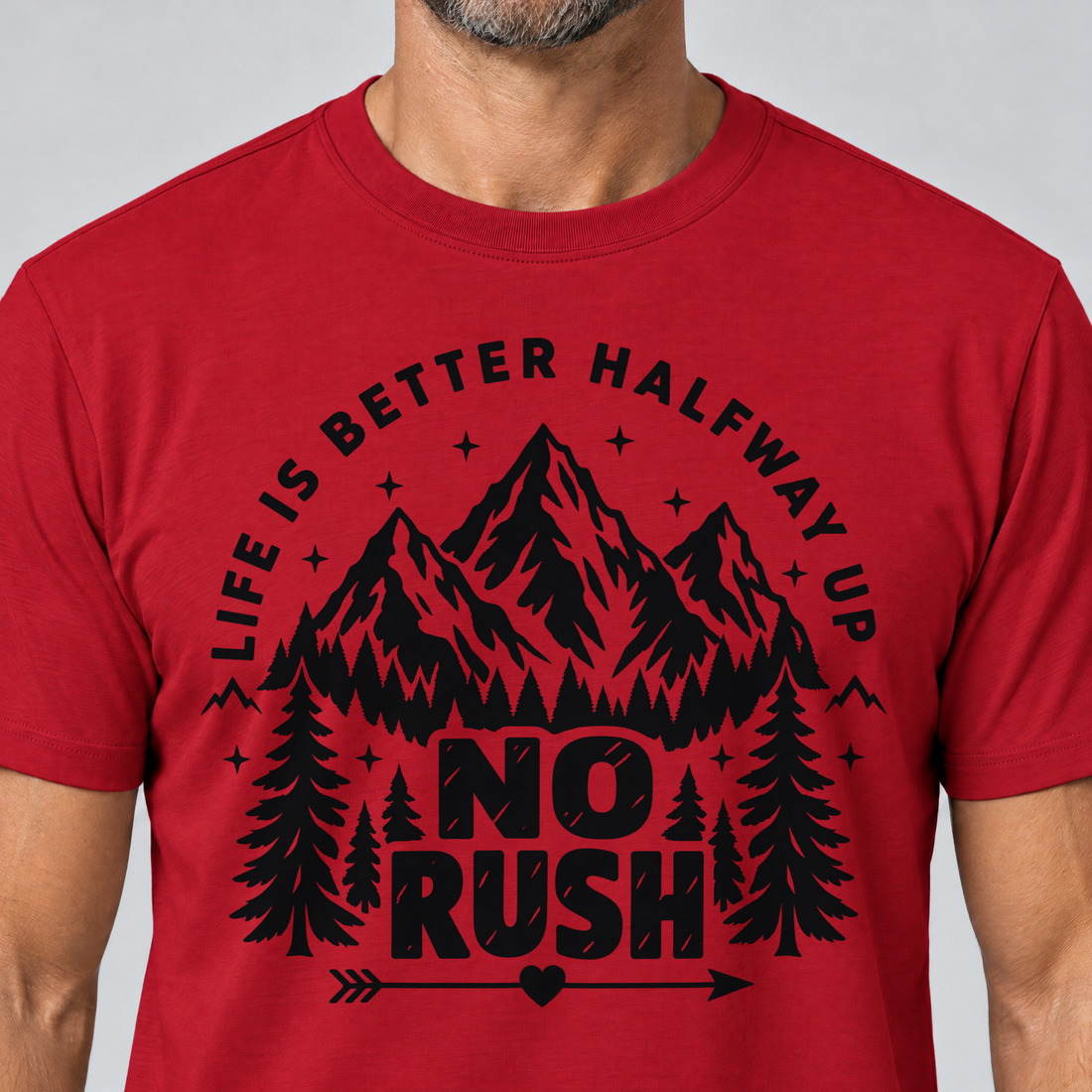 Nahaufnahme des Drucks: No rush – T-Shirt Unisex in Rot, von einem Mann getragen