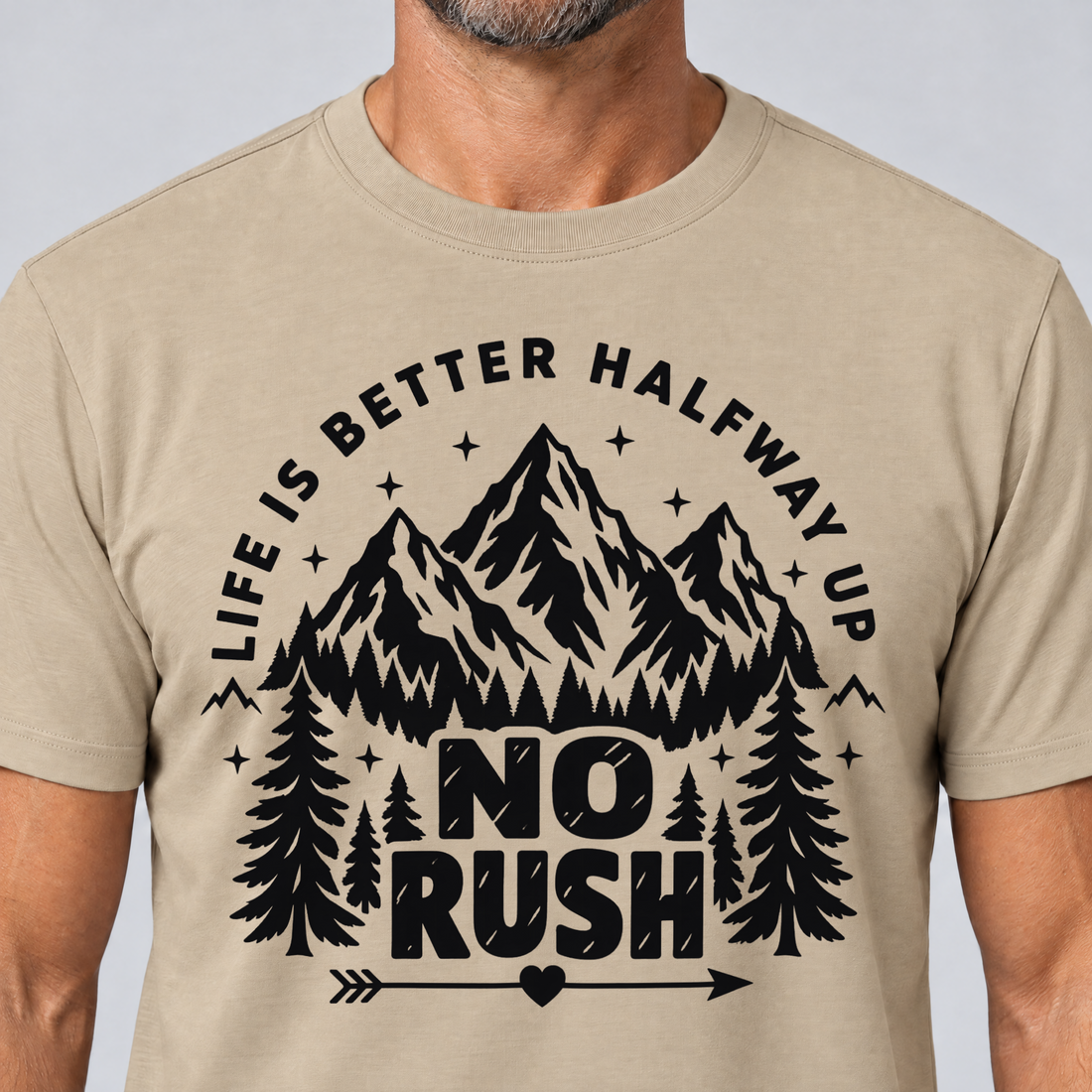 Nahaufnahme des Drucks: No rush – T-Shirt Unisex in Sand, von einem Mann getragen