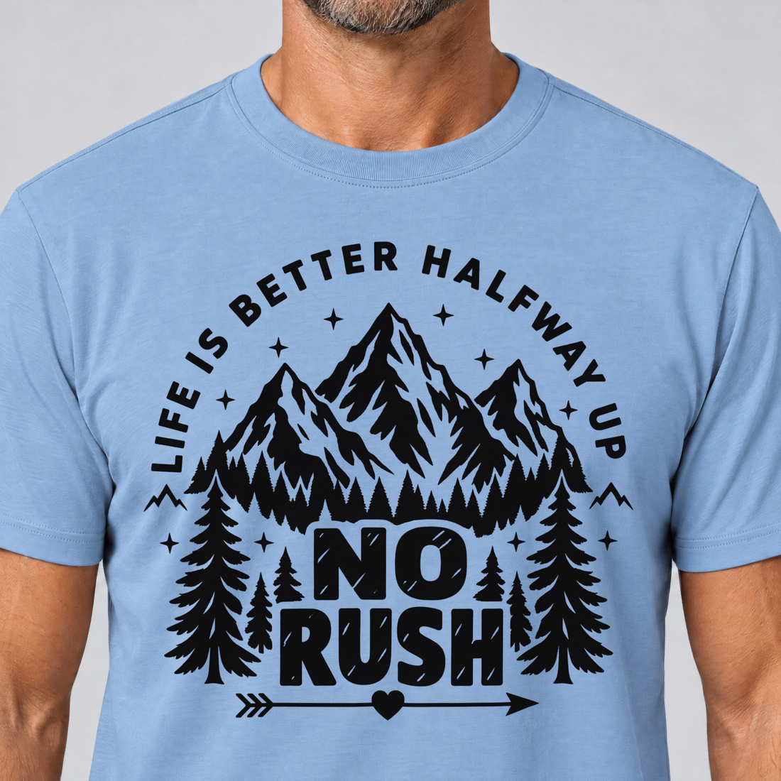 Nahaufnahme des Drucks: No rush – T-Shirt Unisex in Himmelblau, von einem Mann getragen
