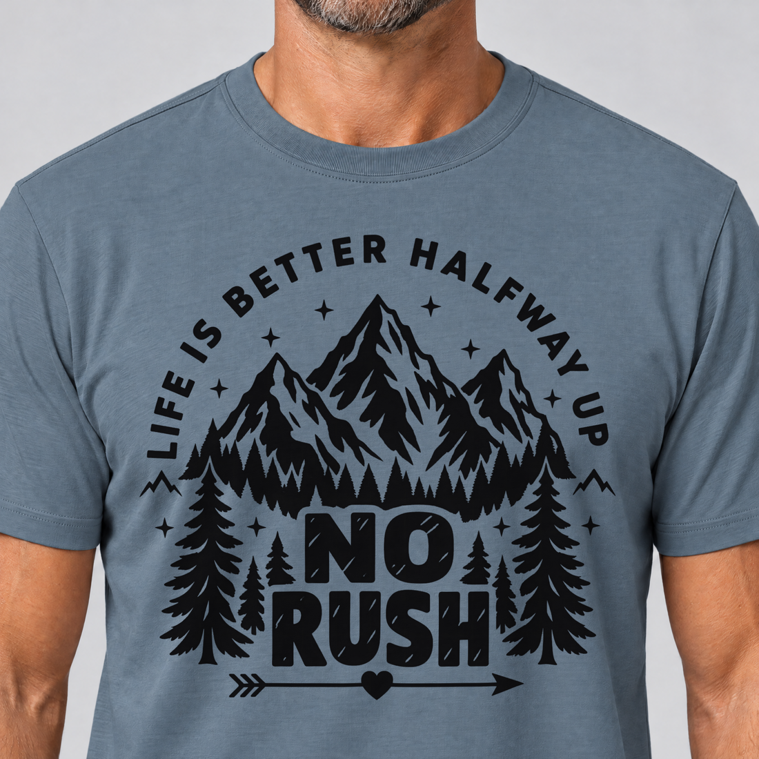 Nahaufnahme des Drucks: No rush – T-Shirt Unisex in Steinblau, von einem Mann getragen