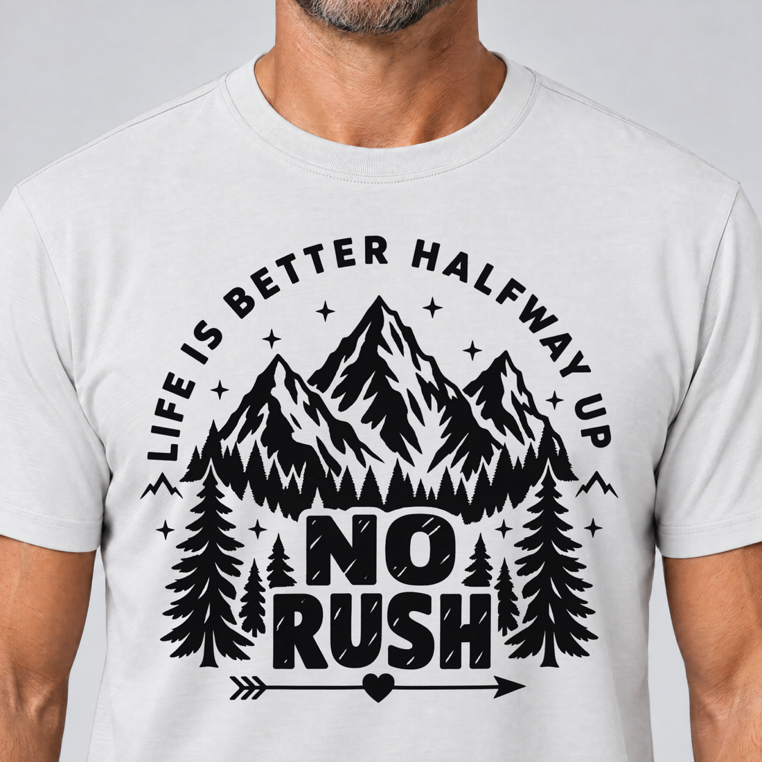Nahaufnahme des Drucks: No rush – T-Shirt Unisex in Weiß, von einem Mann getragen