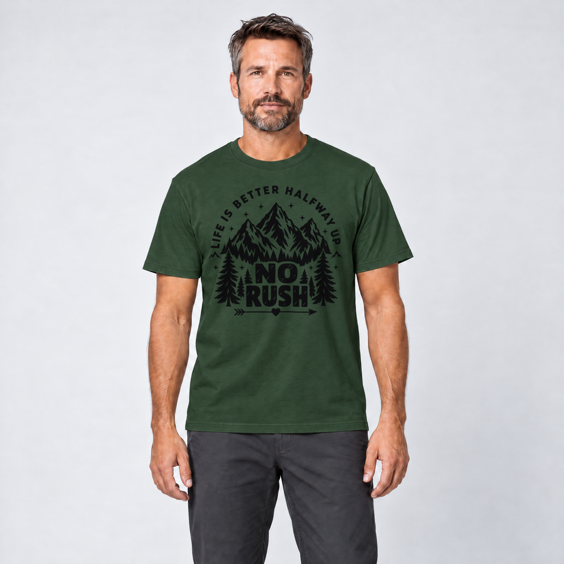 Mann trägt No rush – T-Shirt Unisex in Flaschengrün, Ansicht von vorn