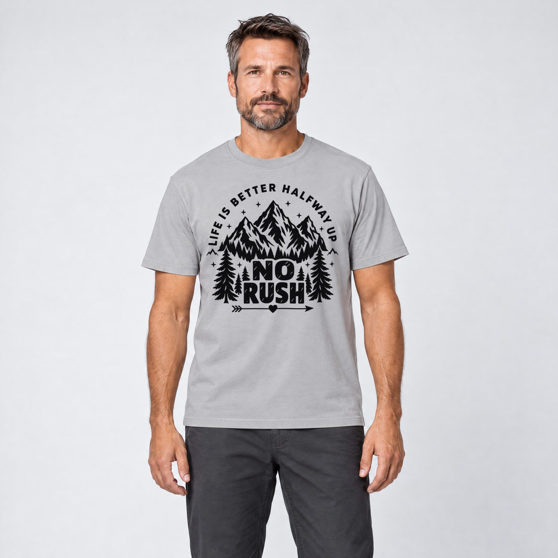 Mann trägt No rush – T-Shirt Unisex in Hellgrau, Ansicht von vorn