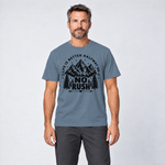 Mann trägt No rush – T-Shirt Unisex in Steinblau, Ansicht von vorn