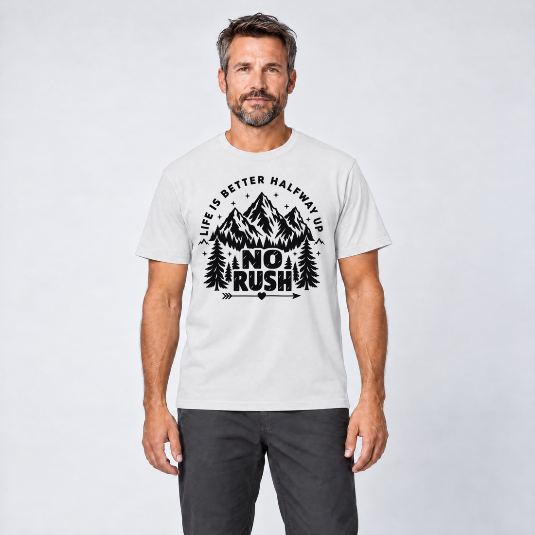 Mann trägt No rush – T-Shirt Unisex in Weiß, Ansicht von vorn