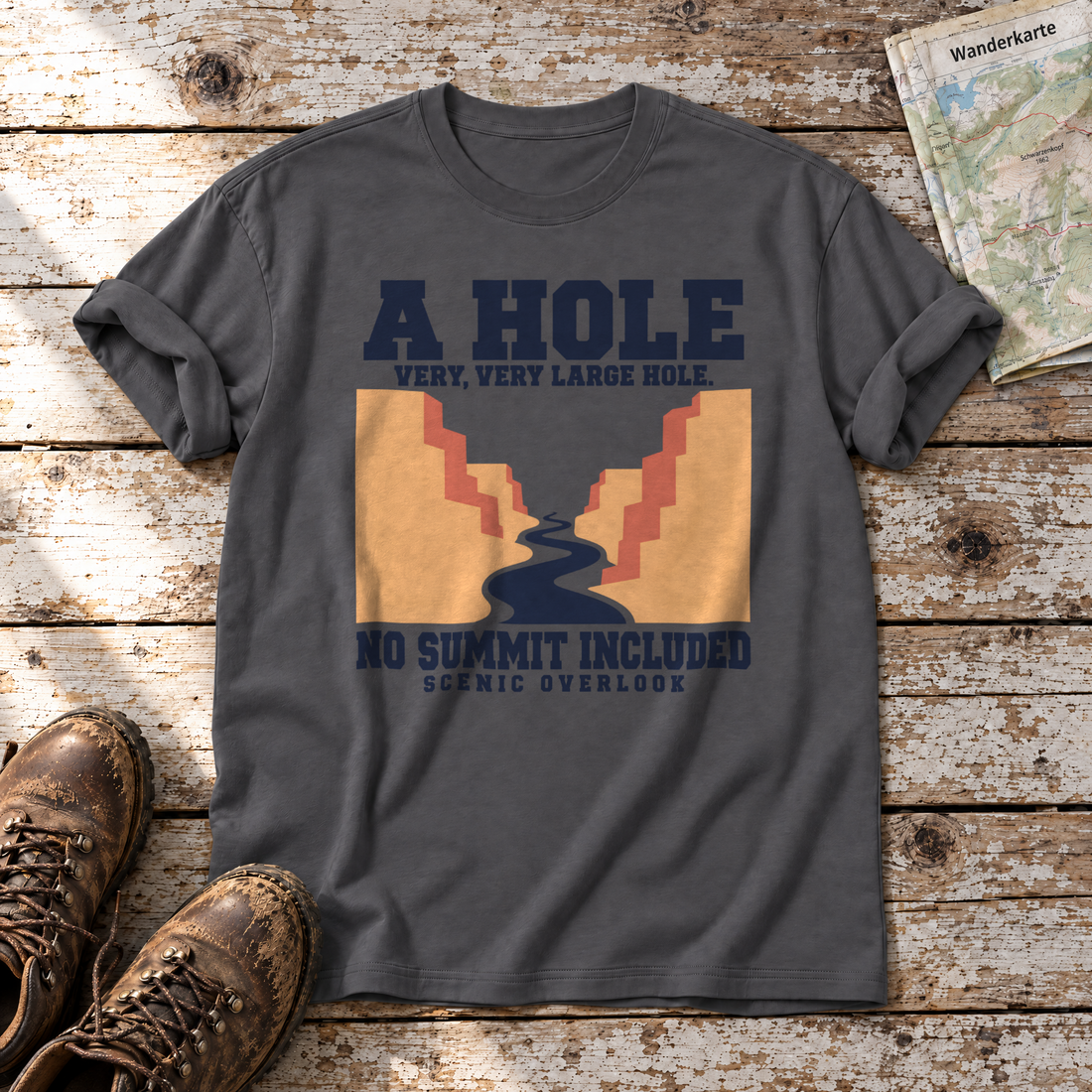 No Summit Included – T-Shirt Unisex in Dunkelgrau, flach liegend auf alten Holzbrettern mit Wanderschuhen und Wanderkarte.