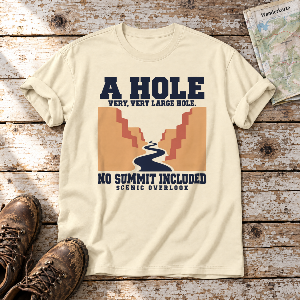 No Summit Included – T-Shirt Unisex in Natur, flach liegend auf alten Holzbrettern mit Wanderschuhen und Wanderkarte.