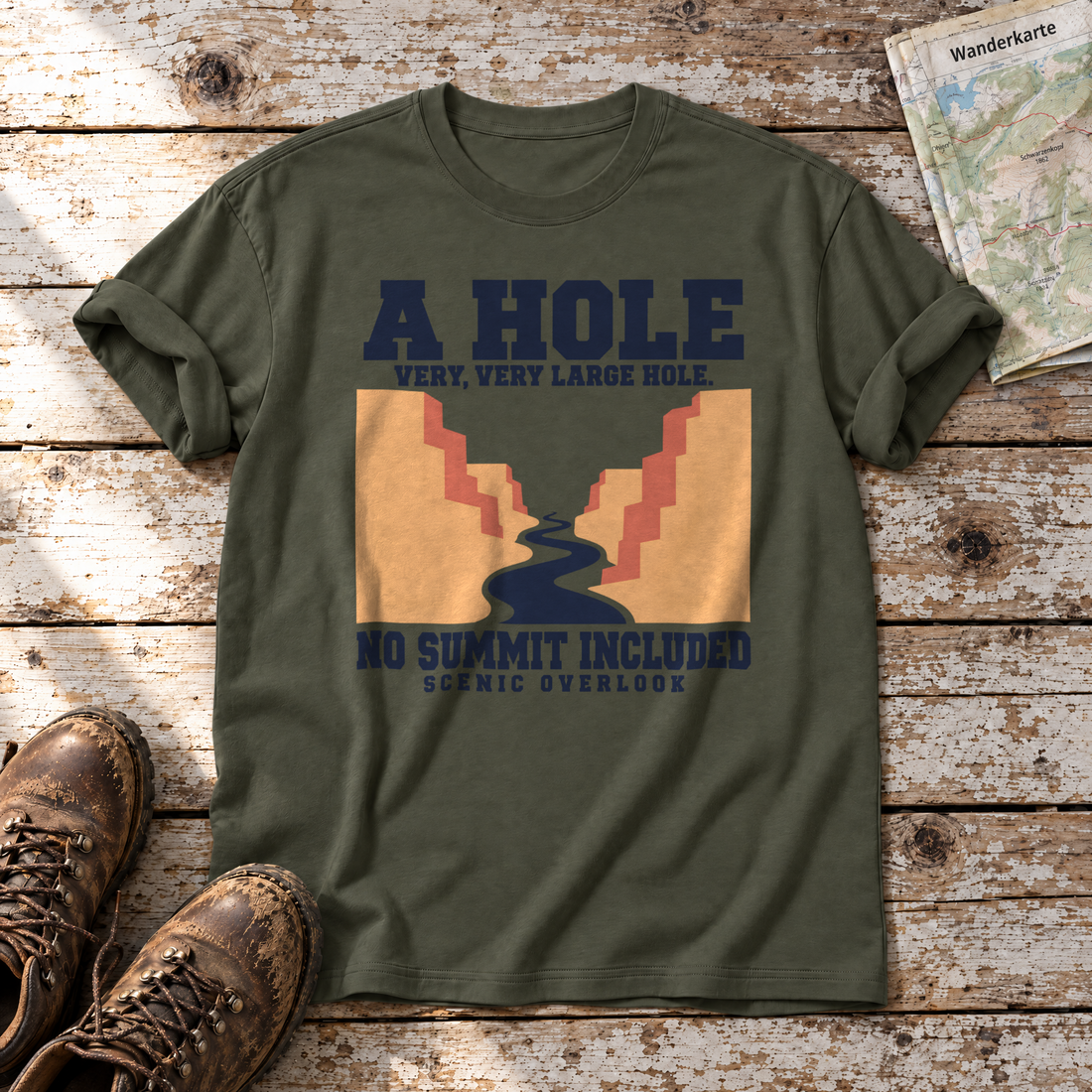 No Summit Included – T-Shirt Unisex in Oliv, flach liegend auf alten Holzbrettern mit Wanderschuhen und Wanderkarte.