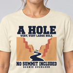Nahaufnahme des Drucks: No Summit Included – T-Shirt Unisex in Natur, von einer Frau getragen