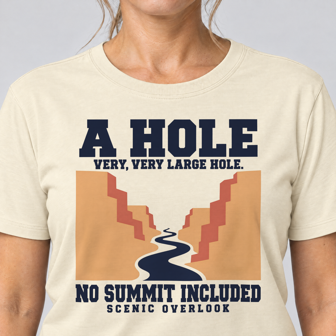 Nahaufnahme des Drucks: No Summit Included – T-Shirt Unisex in Natur, von einer Frau getragen