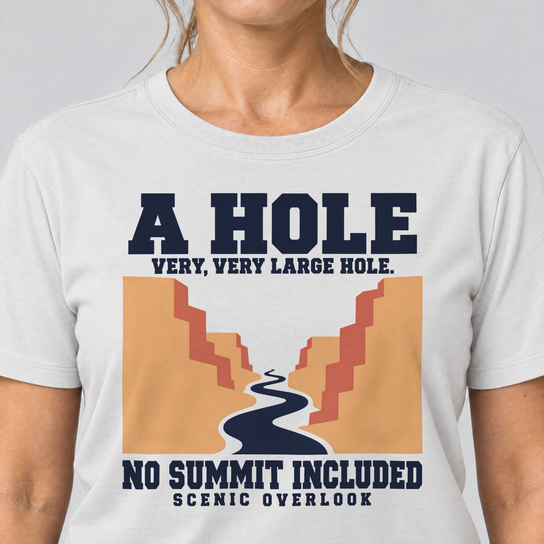 Nahaufnahme des Drucks: No Summit Included – T-Shirt Unisex in Weiß, von einer Frau getragen