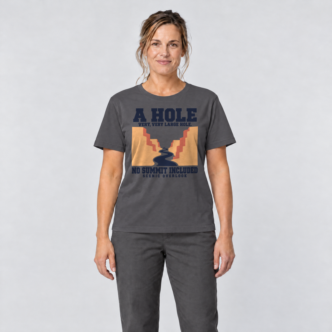 Frau trägt No Summit Included – T-Shirt Unisex in Dunkelgrau, Ansicht von vorn