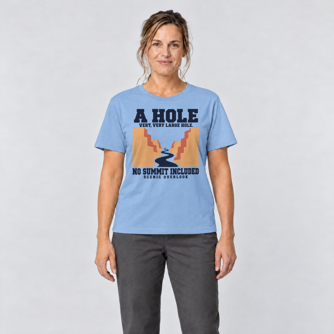 Frau trägt No Summit Included – T-Shirt Unisex in Himmelblau, Ansicht von vorn
