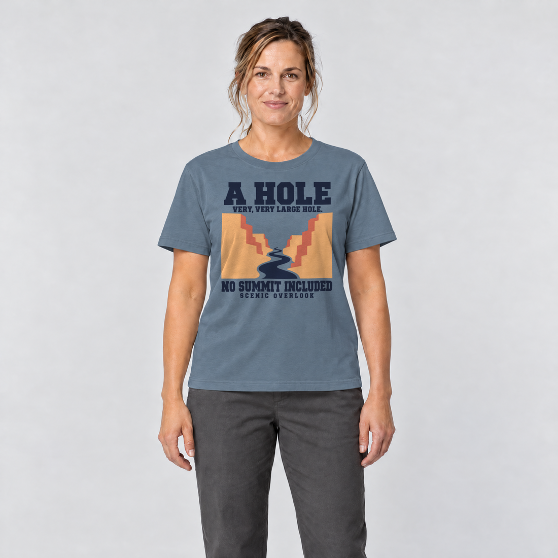 Frau trägt No Summit Included – T-Shirt Unisex in Steinblau, Ansicht von vorn
