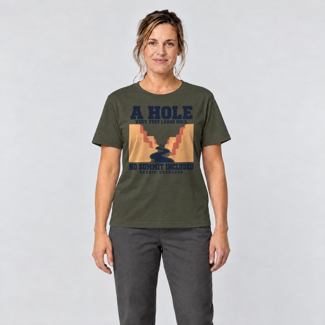 Frau trägt No Summit Included – T-Shirt Unisex in Oliv, Ansicht von vorn