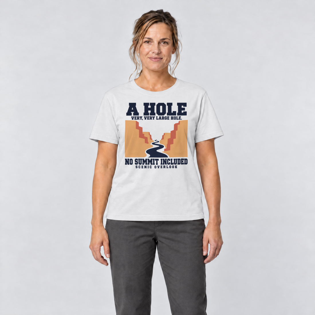 Frau trägt No Summit Included – T-Shirt Unisex in Weiß, Ansicht von vorn