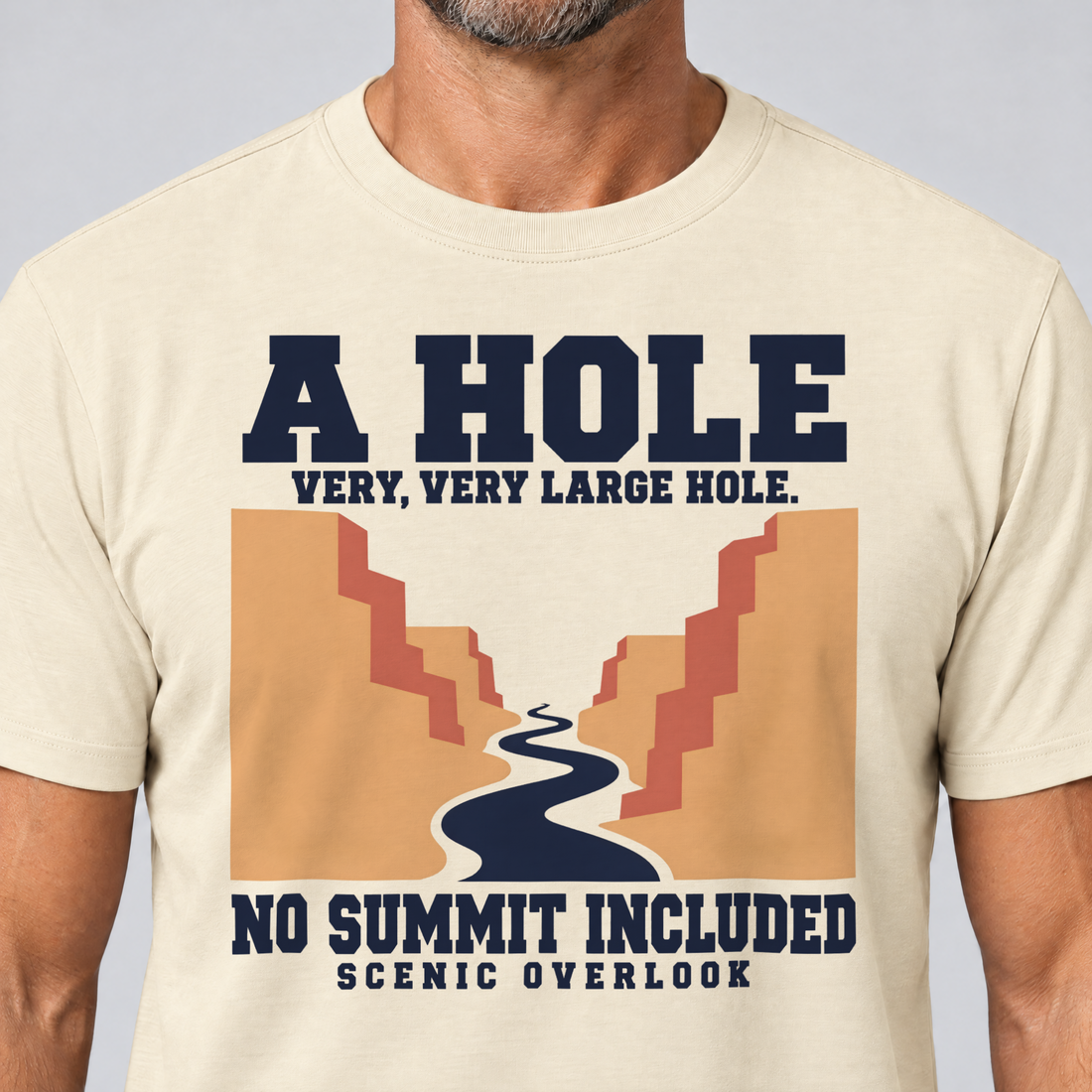 Nahaufnahme des Drucks: No Summit Included – T-Shirt Unisex in Natur, von einem Mann getragen