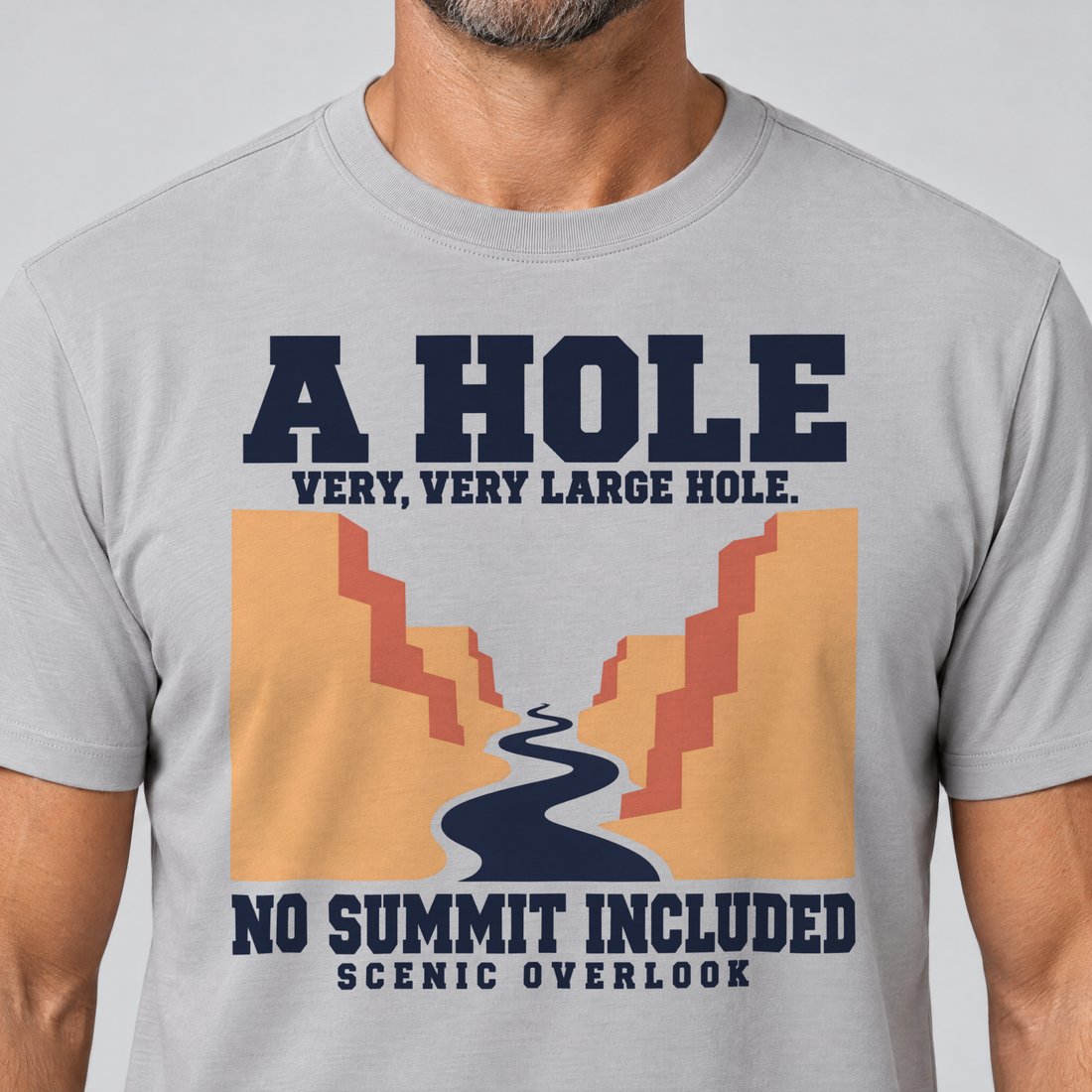 Nahaufnahme des Drucks: No Summit Included – T-Shirt Unisex in Hellgrau, von einem Mann getragen