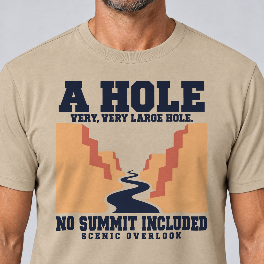 Nahaufnahme des Drucks: No Summit Included – T-Shirt Unisex in Sand, von einem Mann getragen