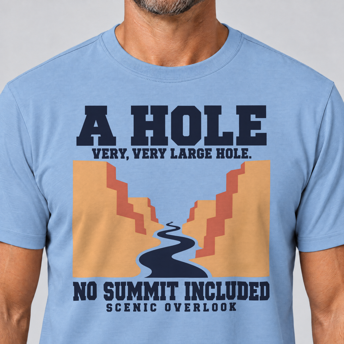 Nahaufnahme des Drucks: No Summit Included – T-Shirt Unisex in Himmelblau, von einem Mann getragen