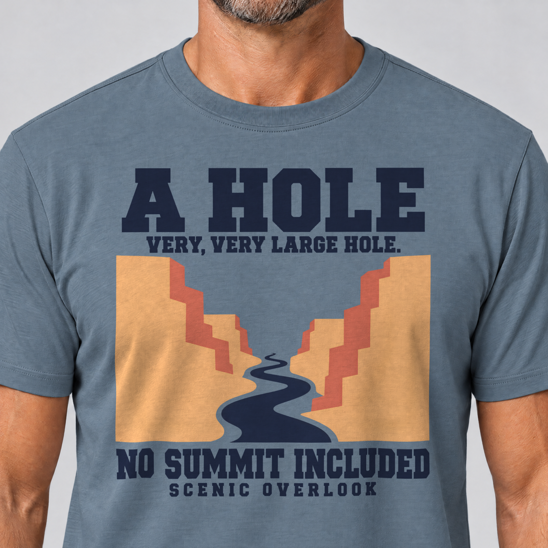 Nahaufnahme des Drucks: No Summit Included – T-Shirt Unisex in Steinblau, von einem Mann getragen
