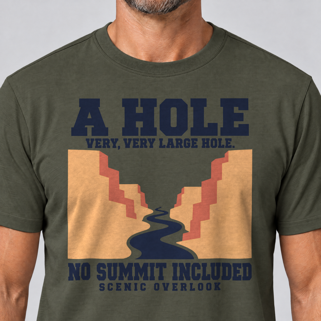 Nahaufnahme des Drucks: No Summit Included – T-Shirt Unisex in Oliv, von einem Mann getragen
