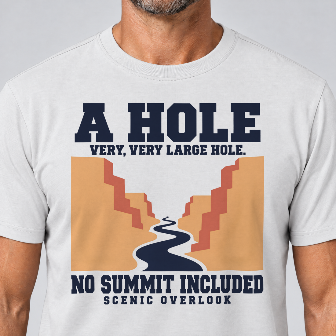 Nahaufnahme des Drucks: No Summit Included – T-Shirt Unisex in Weiß, von einem Mann getragen