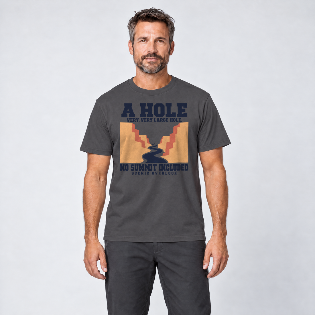 Mann trägt No Summit Included – T-Shirt Unisex in Dunkelgrau, Ansicht von vorn