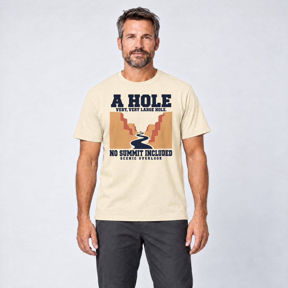 Mann trägt No Summit Included – T-Shirt Unisex in Natur, Ansicht von vorn