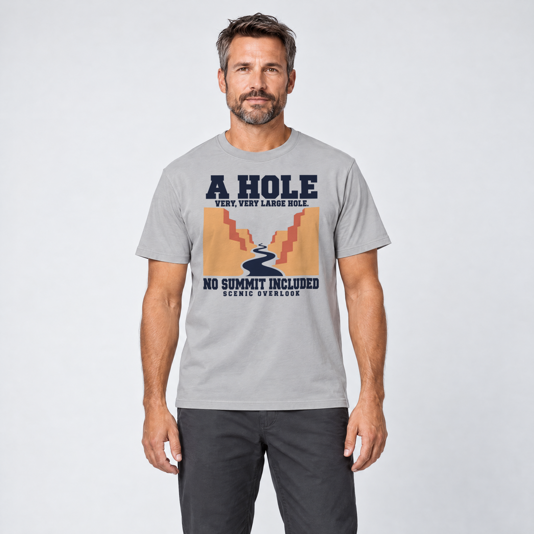 Mann trägt No Summit Included – T-Shirt Unisex in Hellgrau, Ansicht von vorn