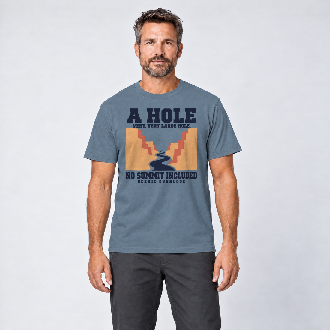 Mann trägt No Summit Included – T-Shirt Unisex in Steinblau, Ansicht von vorn