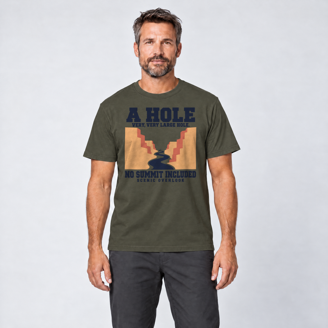 Mann trägt No Summit Included – T-Shirt Unisex in Oliv, Ansicht von vorn