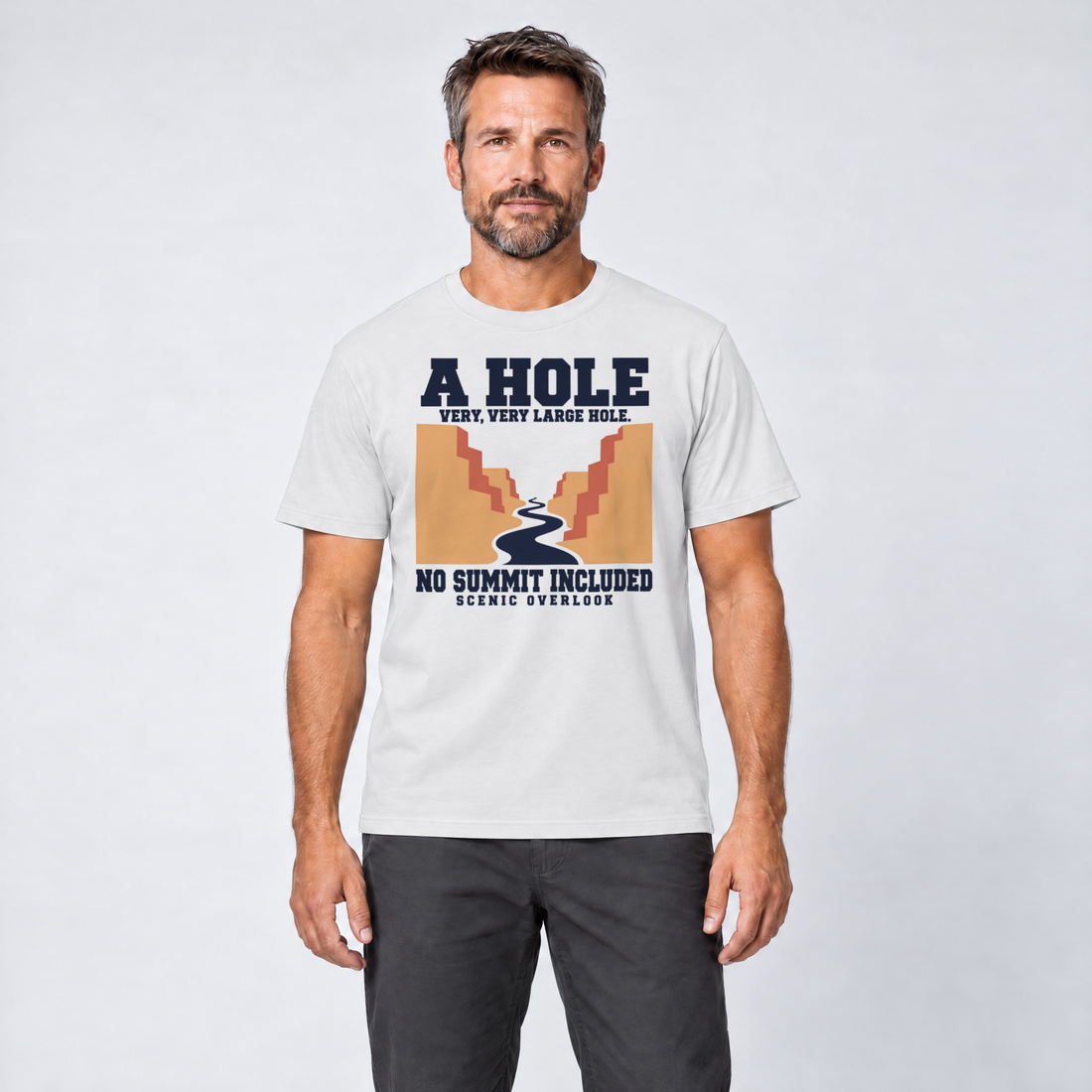 Mann trägt No Summit Included – T-Shirt Unisex in Weiß, Ansicht von vorn