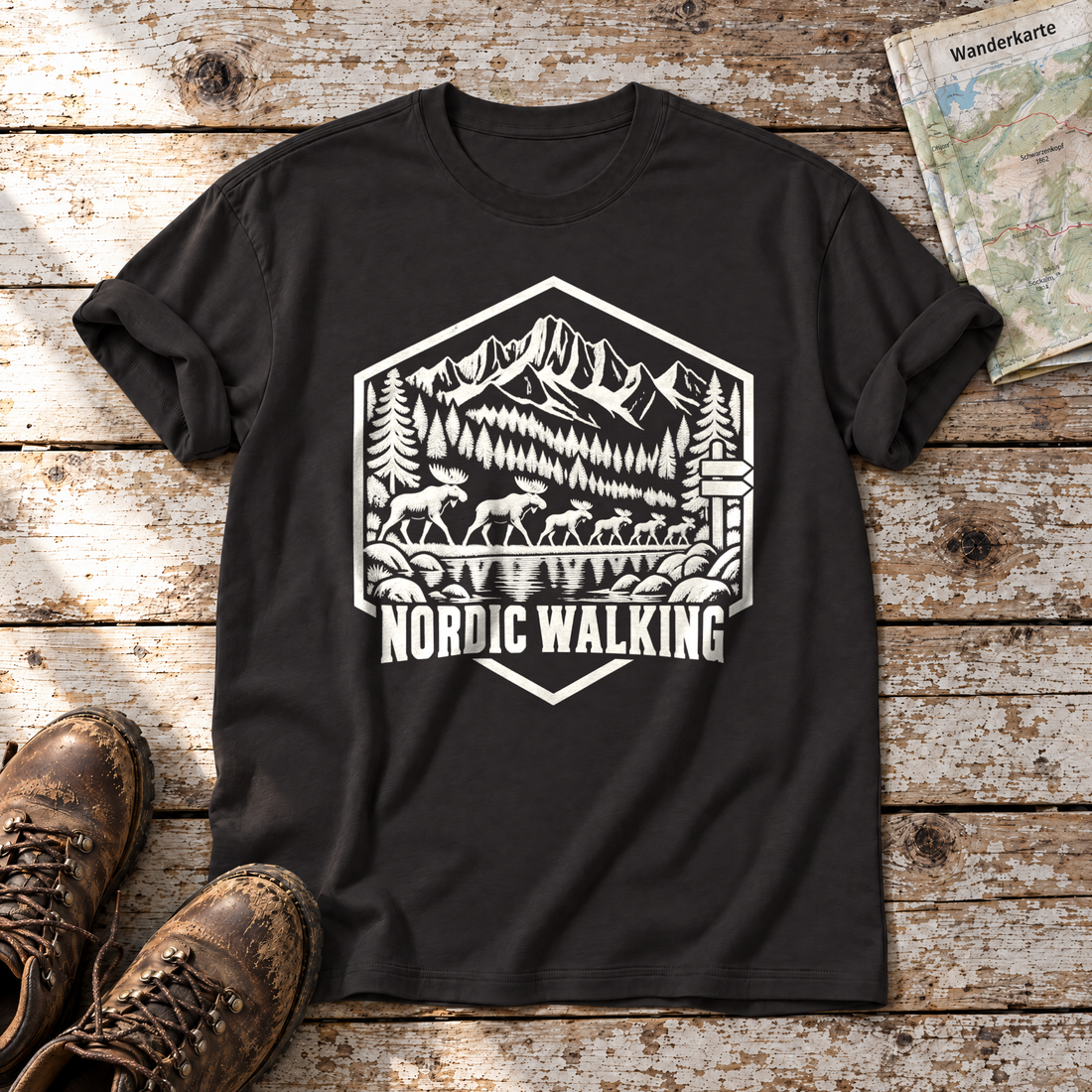 Nordic Walking – T-Shirt Unisex in Schwarz, flach liegend auf alten Holzbrettern mit Wanderschuhen und Wanderkarte.