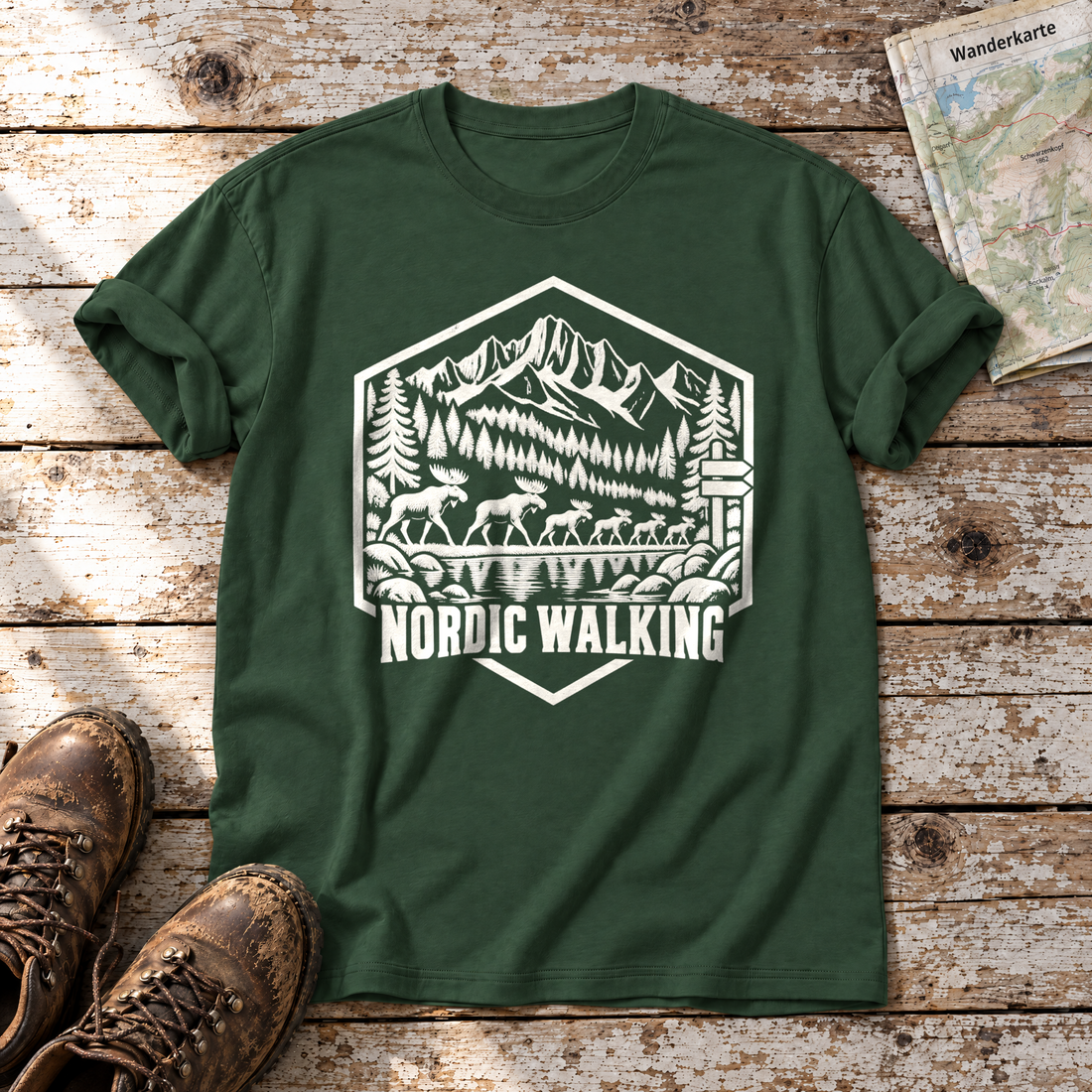 Nordic Walking – T-Shirt Unisex in Flaschengrün, flach liegend auf alten Holzbrettern mit Wanderschuhen und Wanderkarte.