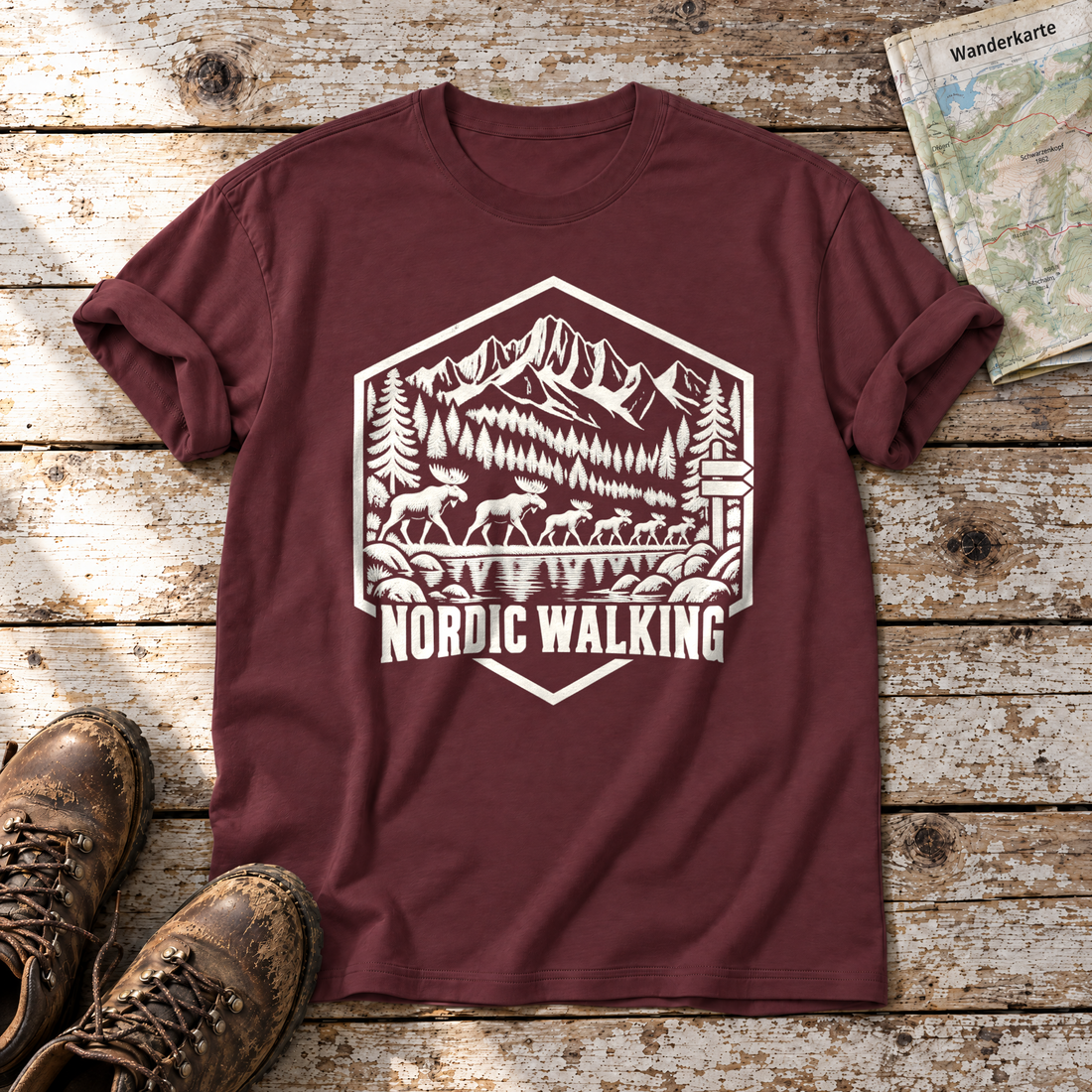 Nordic Walking – T-Shirt Unisex in Bordeaux, flach liegend auf alten Holzbrettern mit Wanderschuhen und Wanderkarte.