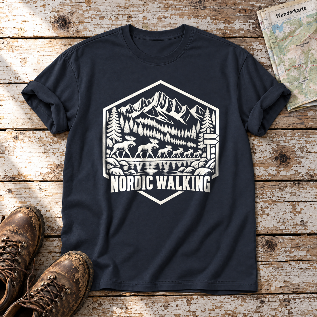 Nordic Walking – T-Shirt Unisex in Navy, flach liegend auf alten Holzbrettern mit Wanderschuhen und Wanderkarte.