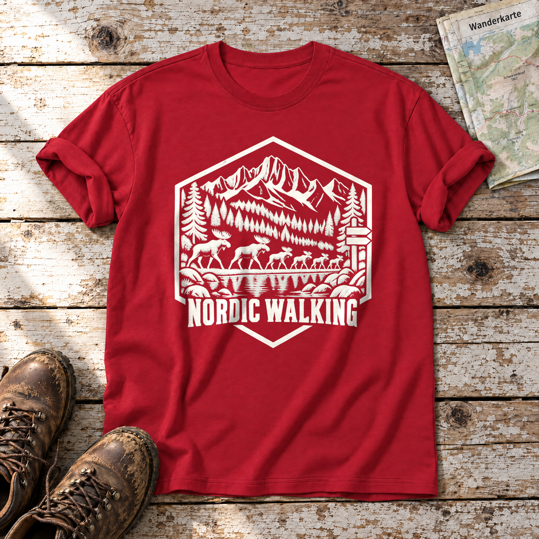 Nordic Walking – T-Shirt Unisex in Rot, flach liegend auf alten Holzbrettern mit Wanderschuhen und Wanderkarte.