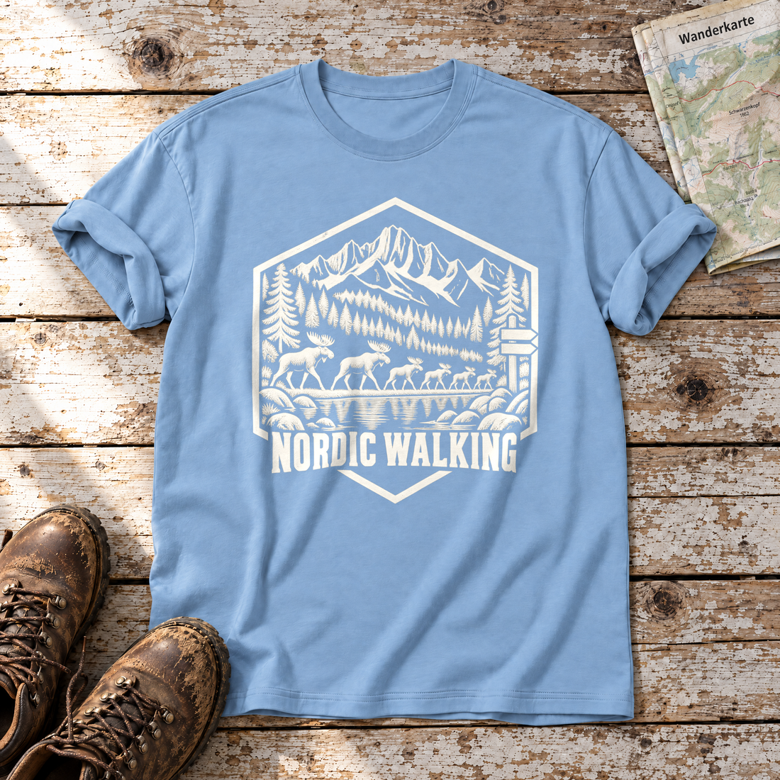 Nordic Walking – T-Shirt Unisex in Himmelblau, flach liegend auf alten Holzbrettern mit Wanderschuhen und Wanderkarte.