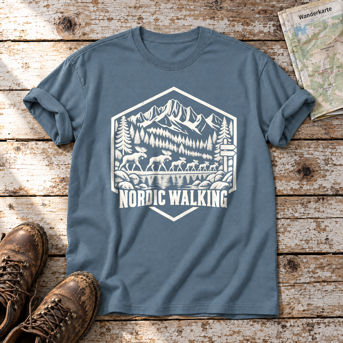 Nordic Walking – T-Shirt Unisex in Steinblau, flach liegend auf alten Holzbrettern mit Wanderschuhen und Wanderkarte.