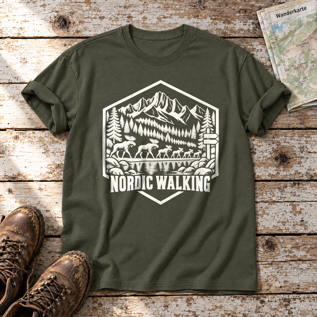Nordic Walking – T-Shirt Unisex in Oliv, flach liegend auf alten Holzbrettern mit Wanderschuhen und Wanderkarte.