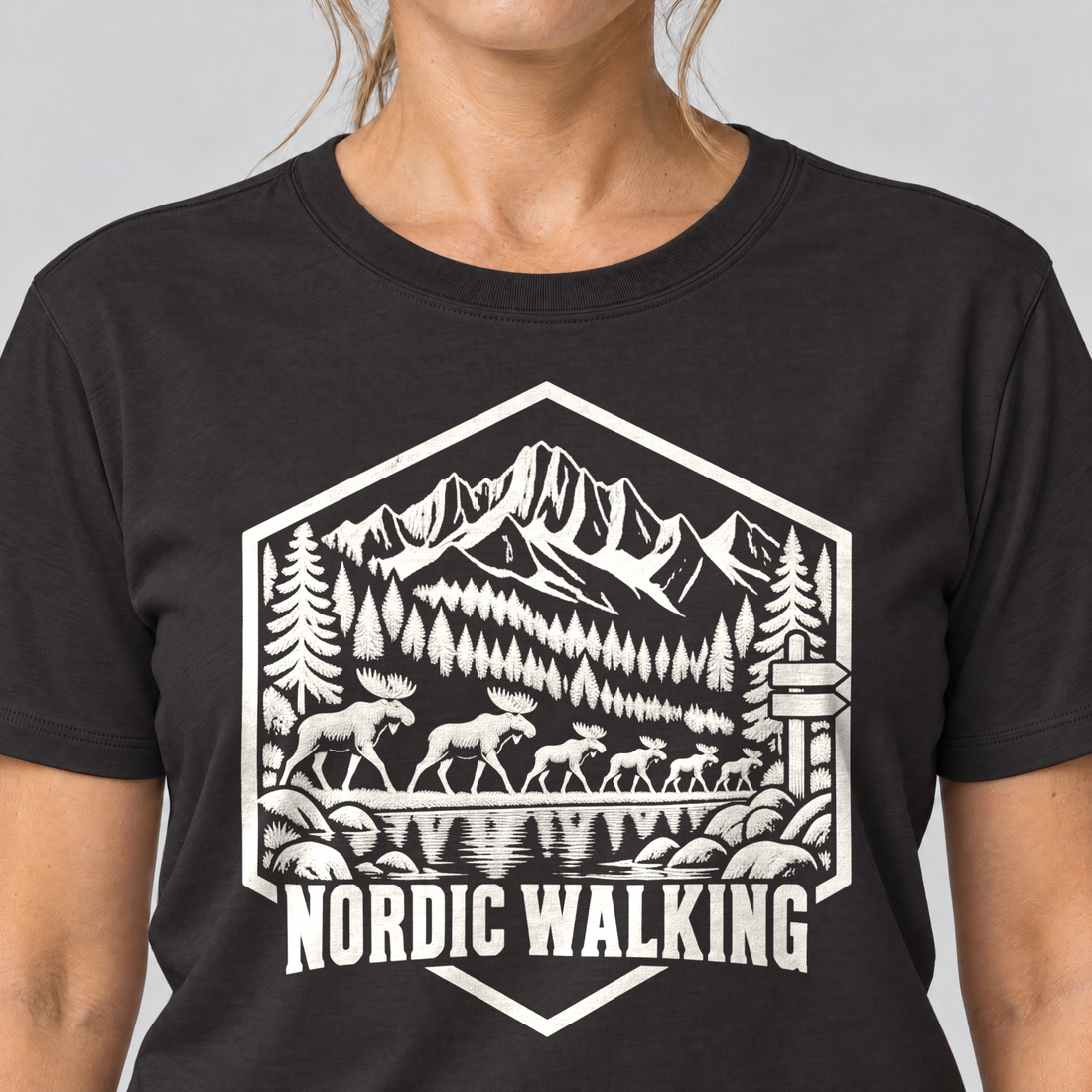 Nahaufnahme des Drucks: Nordic Walking – T-Shirt Unisex in Schwarz, von einer Frau getragen