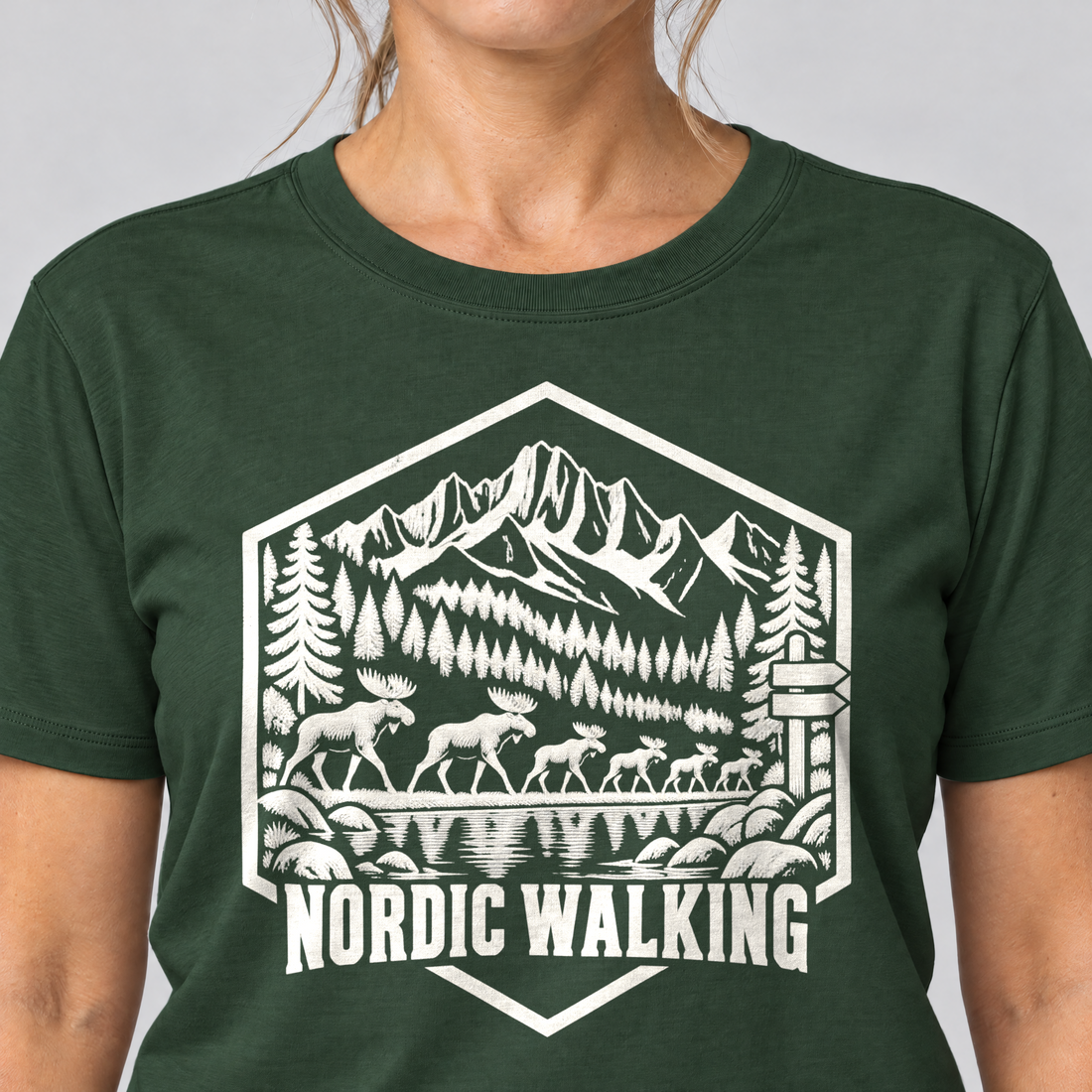 Nahaufnahme des Drucks: Nordic Walking – T-Shirt Unisex in Flaschengrün, von einer Frau getragen