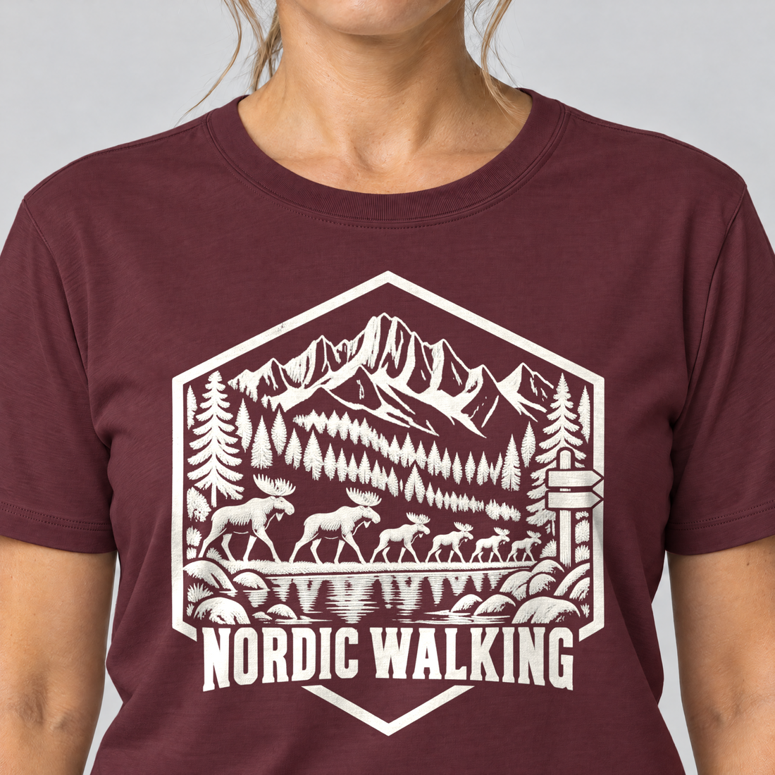 Nahaufnahme des Drucks: Nordic Walking – T-Shirt Unisex in Bordeaux, von einer Frau getragen