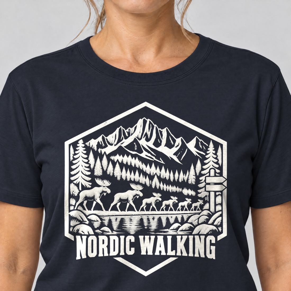 Nahaufnahme des Drucks: Nordic Walking – T-Shirt Unisex in Navy, von einer Frau getragen