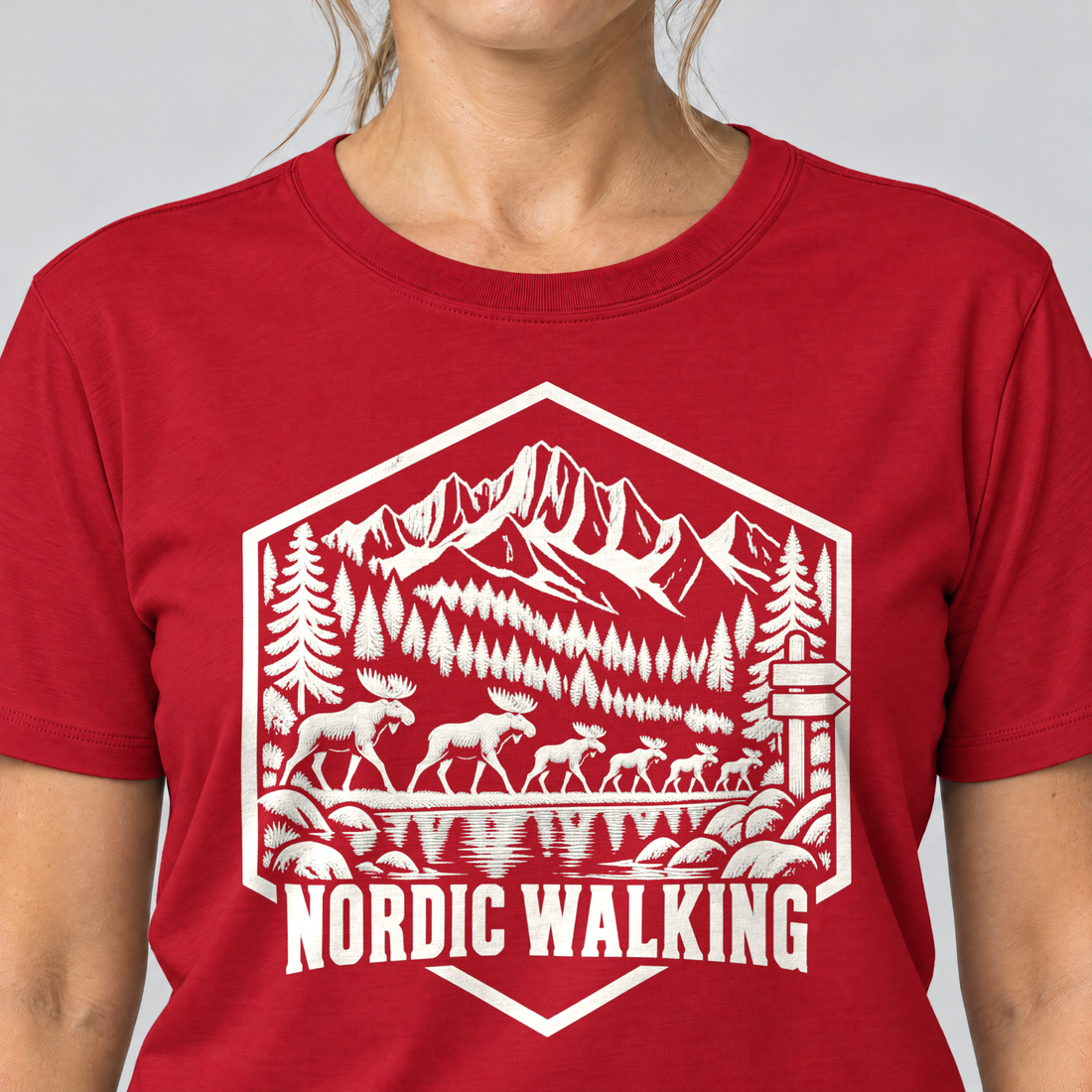 Nahaufnahme des Drucks: Nordic Walking – T-Shirt Unisex in Rot, von einer Frau getragen