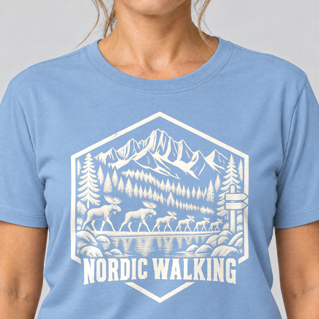 Nahaufnahme des Drucks: Nordic Walking – T-Shirt Unisex in Himmelblau, von einer Frau getragen