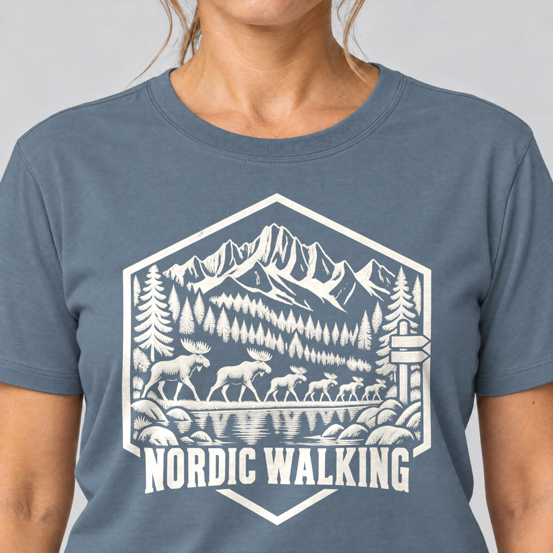 Nahaufnahme des Drucks: Nordic Walking – T-Shirt Unisex in Steinblau, von einer Frau getragen