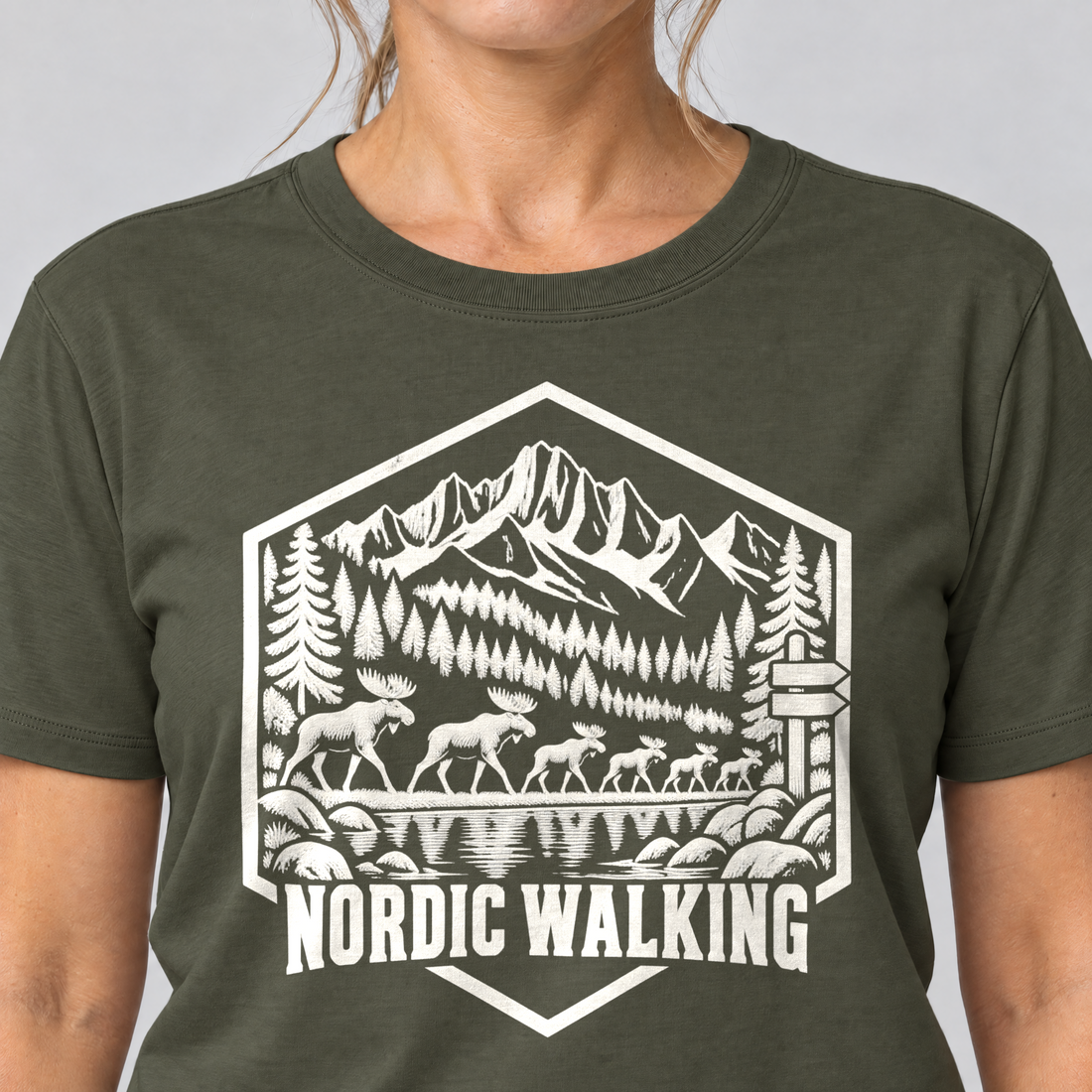 Nahaufnahme des Drucks: Nordic Walking – T-Shirt Unisex in Oliv, von einer Frau getragen